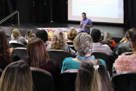 Profissionais da Educação discutem implantação da Escola de Tempo Integral