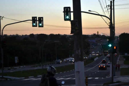 Coletivo Ativamente solicita ajustes nos semáforos de pedestres ao lado do Paço Municipal