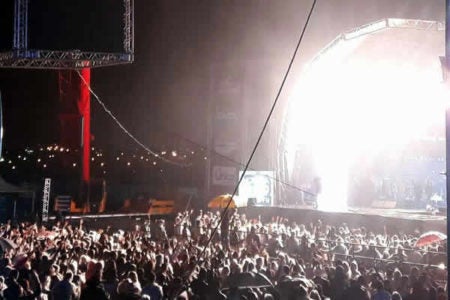 Chuva não atrapalha show de Jorge e Mateus na Festa do Peão