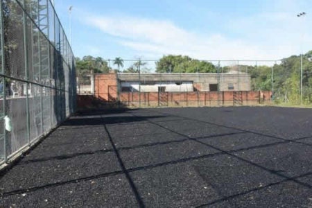 Campo de futebol society recebe manta de proteção para sistema de drenagem