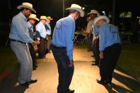 Grupo de Catira e Pernas de Aluguel são atrações em festa junina no Shopping