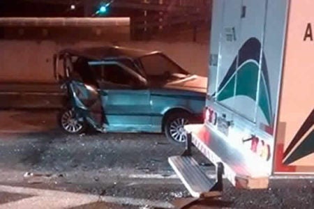 Grave acidente na SP-101 deixa motociclista ferido.