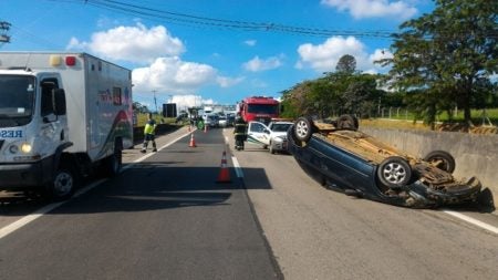 Carro capota na SP 101 e transito deixa lento