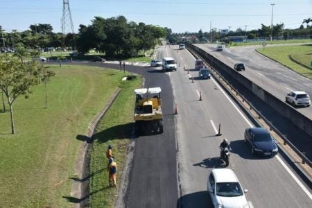 Alça de acesso da SP-101, no trevo da EMS, recebe reparos no asfalto