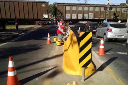 Prefeitura sinaliza barreiras de segurança na Av. São Francisco