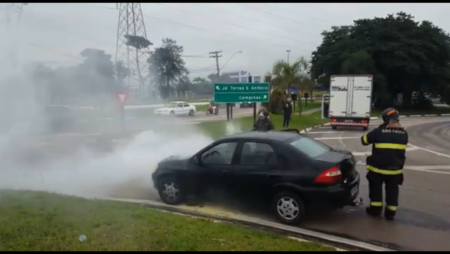 Carro pega fogo no Jardim Terras de Santo Antônio