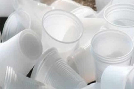 Revogada lei que obrigava uso de copos plásticos no comércio