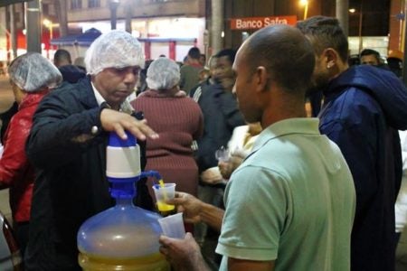 Doação de sopa, agasalhos e cobertores aquece noite fria de moradores em situação de rua