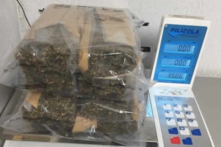Homem é preso com mais de 3 kg de drogas após fuga pela SP101