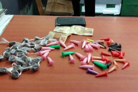 Homem é preso trafico de drogas no Amanda após denuncia de pedestre. 