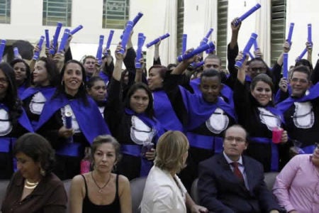 Prefeitura entrega diploma a mais 100 alunos da EJA
