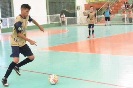 Equipe masculina de futsal sub- 18 busca vaga na semifinal de torneio