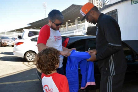 Pernas de Aluguel leiloa camisa autografada doada pelo goleiro Aranha