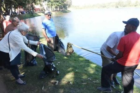 População e Prefeitura realizam limpeza na Lagoa do Jd. Amanda