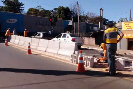 Para evitar acidentes na linha férrea, Prefeitura coloca barreiras na Av. São Francisco
