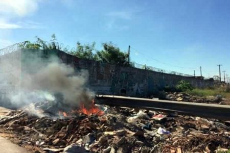 Moradora reclama de lixo e entulho no Jardim Boa Esperança próximo a Sabesp