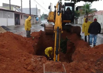 Prefeitura realiza obra para fechar buraco em rua no Jd. Amanda II
