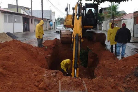 Prefeitura realiza obra para fechar buraco em rua no Jd. Amanda II