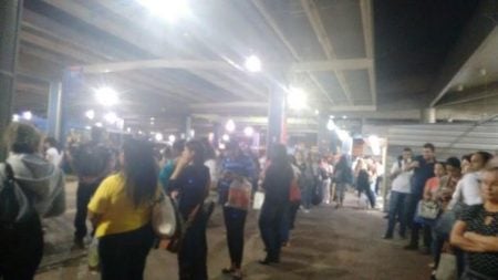 Passageiros chegam a esperar mais de uma hora por ônibus