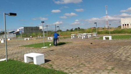 Praças da cidade recebe manutenção