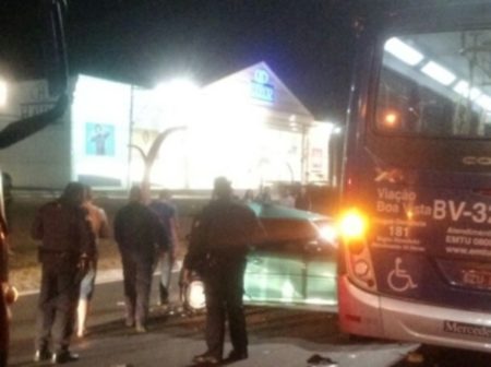 Acidente na Emancipação envolve um carro e 2 ônibus