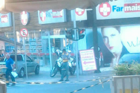 Carro quase vai parar dentro de farmácia no Centro de Hortolândia