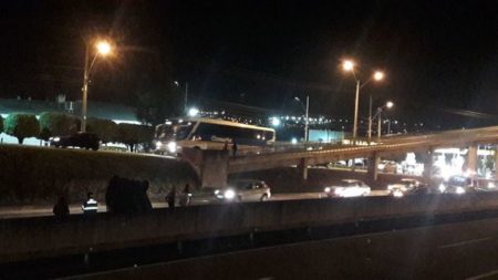 Carro capota na sp-101 na altura do Rosolen