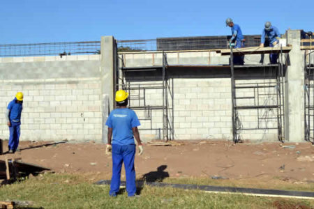 Centro de Iniciação ao Esporte recebe mureta para grades de proteção