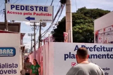 Prefeitura cria passagem para pedestre circular na R. Luiz Camilo