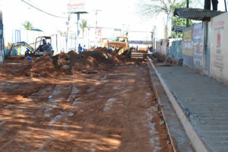 Prefeitura coloca novas guias e calçadas na Rua Luiz Camilo de Camargo