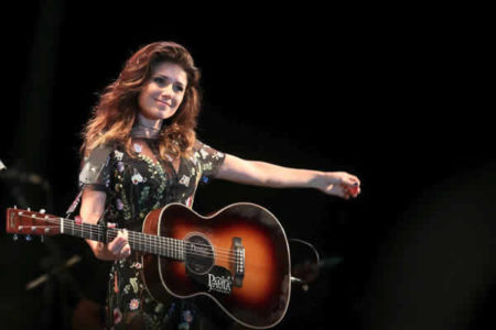 Paula Fernandes apresenta show intimista em Paulínia/SP