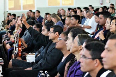 Público se emociona com apresentação da orquestra da AD Hortolândia