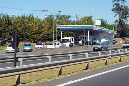 Ação da Rodovias do Tietê na SP-101, conscientiza e dá brindes para motociclistas.