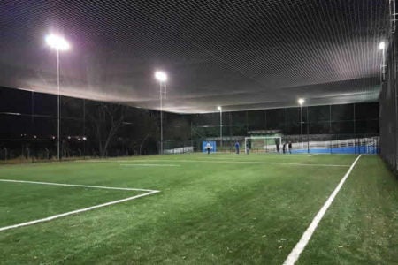 Prefeitura ajusta sistema de iluminação do campo society do Jd. Adelaide