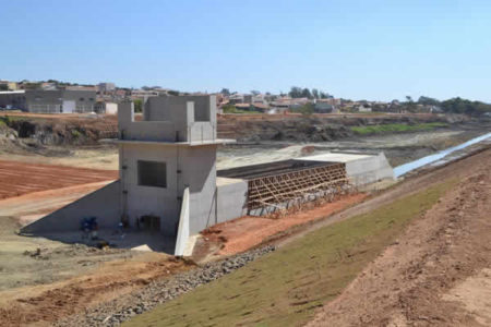 Obra no Parque Santa Fé prossegue, mesmo com chuva
