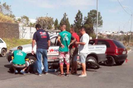 Acidente envolve carro e moto próximo a antiga Mabe