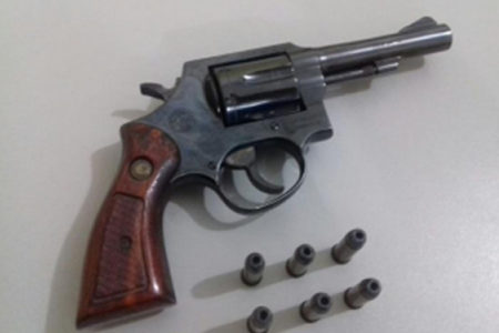 Senhor de 70 anos é preso após ameaçar namorada