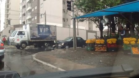 Acidente envolve três veículos na Av. Santana