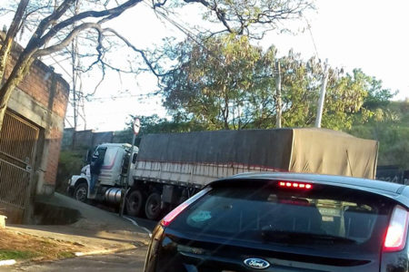 Caminhão trava rua no Minda pela manhã
