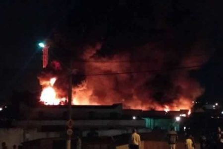 Incêndio de grandes proporções atinge fabrica de colchões em Campinas