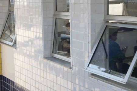 Prefeitura coloca vidros novos nas janelas do Hospital