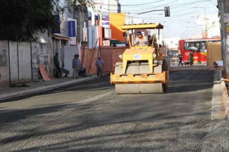 Rua Luiz Camilo de Camargo recebe base para novo asfalto