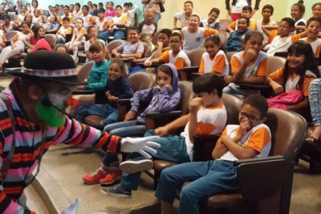 Palestra lúdica ensina importância de cuidar do verde e manter cidade limpa