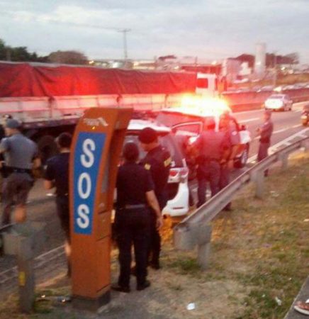 Perseguição na SP-101 a caminhão roubado termina com dois detidos