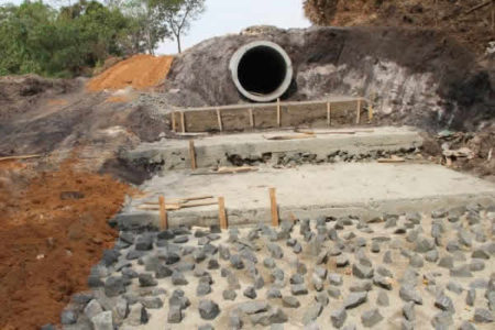 Muro de proteção evita avanço de erosão no Parque Orestes Ôngaro