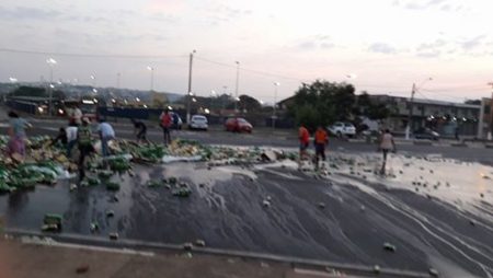 Caminhão de cerveja tomba próximo ao terminal de Hortolândia