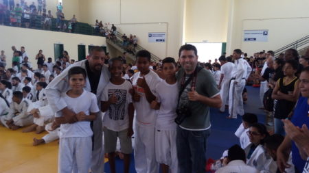 Alunos do Projeto Águia participam da inauguração do Centro de Lutas