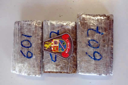 Casal tentar fugir, largando criança e drogas para trás