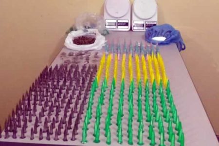 Dois foram presos com drogas em condomínio no Novo Ângulo