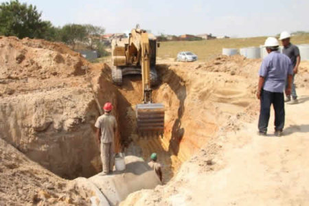 Obra em erosão do Parque Orestes Ôngaro prossegue